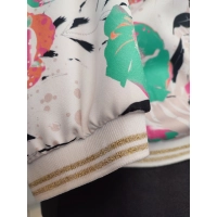 Elegancka bluzka z kwiatowym wzorem i dekoltem na plecach